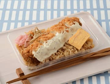 味付きご飯にウスターソースをつけたイカフライをどーん! タルタルをかけて、厚焼き玉子、きんぴら牛蒡、梅しそ大根ものせて税込448円! ローソンが「タルタルイカフライ弁当」を発売～常温弁当でお出かけ先でも!