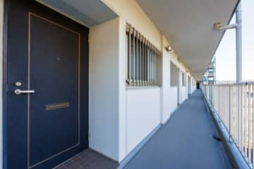 まるで「スナイパーの仕事現場」　キャンプ道具で生活する部屋の様子が話題に