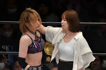 【スターダム】Sareeeが電撃来場し、IWGP女子王者・朱里の“初”防衛戦での挑戦を迫るも、“割り込み”チャレンジャー出現で怒り心頭！「約束ひとつ守れねぇチャンピオンなのかよ」