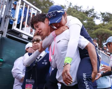 プレーオフ後に緊急搬送の藤田さいき「ジエちゃんを称えたいな」勝者をたたえる　2日目には『39度』の高熱も4日間戦い抜く