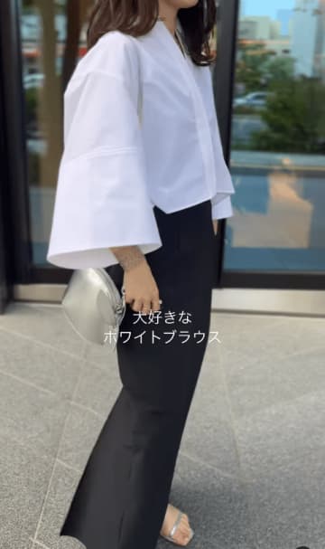 小柄さんが白ブラウスを着るなら、こんな着こなしを。スラっと見えを叶える美バランスとは【40代の毎日コーデ】