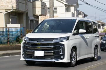 トヨタ・ヴォクシーが『信号無視』”停車中の車” を追い抜き交差点に侵入 突っ切るドラレコ映像にコメント殺到「彼氏がこんな運転してたら恥ずかしすぎて別れるわ、、」「型落ちミニバンでイキって、みっともないったらありゃしない」