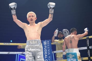 井岡一翔戦で〝ペットボトル投げ込み騒動〟 解説席の内山高志氏は激高「ふざけんな、マジで！」