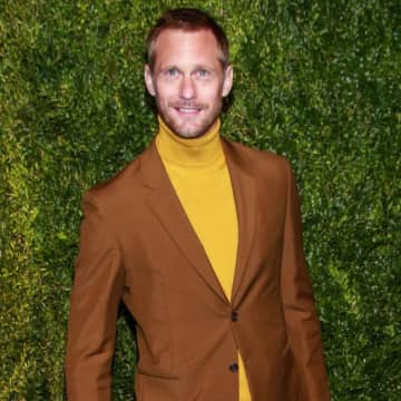 アレクサンダー・スカルスガルド、裸で歩き回る父親が恥ずかしかった