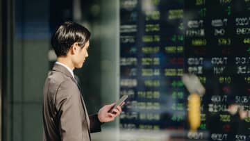 東証プライム市場の株価騰落率〈トップ3・ワースト3〉…TOB発表で昨年末に急騰→まさかの“梯子外し”で暴落した「悲しすぎる銘柄」の正体【先週末の株価】