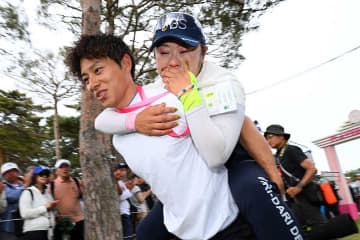 女子ゴルフで救急搬送、前日表れていた“異変”　仲間から称賛「タフすぎる」　藤田さいきは涙の2位