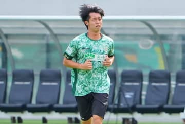 パリ五輪戦士が16節まで出場時間わずか２分。「もっとやらなきゃいけない」と自らを奮い立たせる鈴木海音は、新天地の東京Vで苦境を打開できるか