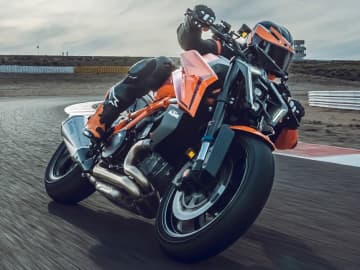 KTM購入特典が豪華すぎる　アクラポビッチやバッグ3点セットも