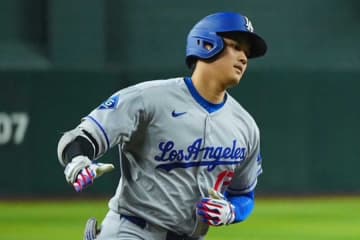 大谷翔平のポーズが即商品化「視聴者の声に忠実」　4400円で手に入る“名場面T”が好評「買わなきゃ」