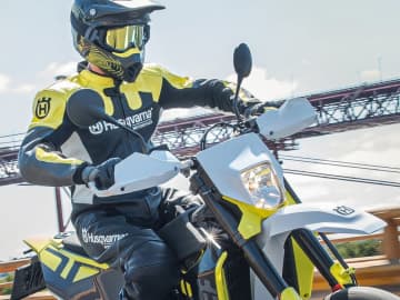 701購入でアクラポビッチ進呈！　Husqvarna Motorcyclesが期間限定特典