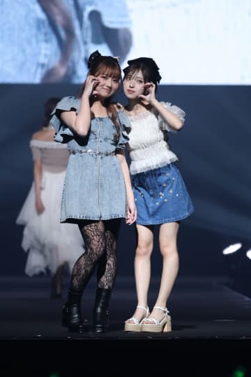 辻希美の長女・希空、MINAMIとペアランウェイで“W投げキッス”披露　セクシーな網タイツ姿で登場