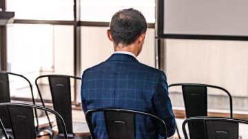 真面目に働いてきたのに、この仕打ち…勤続30年超・年収1,000万円の56歳部長、疑いもなく「幸せな老後」を確信していたが…順風満帆の人生から転落に涙