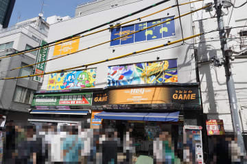 秋葉原Heyの窓看板がレトロゲームデザインに、「爆音・高音質でフルフルもノリノリ」なスピーカー、カシオのAIペットが展示中など～ 最近の秋葉原 ～