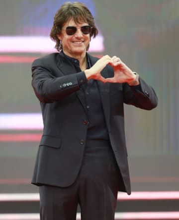 トム・クルーズ、IMAX専用映画館の屋上に突如出現