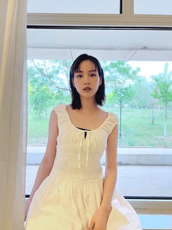 のん、美デコルテ全開のワンピ姿に悶絶「ムチャ可愛い」