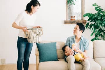 育休からの仕事復帰で家事まで手が回らない…！ 時短家電・家事代行・病児シッターを使うかはどう判断する？