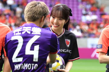 女子フィギュアスケーターが来場「凄く華がある」　ピッチでの振る舞いに反響…ユニ姿が「めっちゃ似合う」