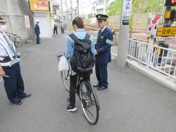 ロードバイクで転倒「ヘルメットかぶっていなければ大けがだった」　神奈川県警の警察署長、自ら啓発