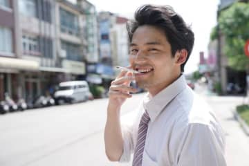 水上恒司の色気がやばい！『九龍ジェネリックロマンス』オフショットほか一挙8枚公開
