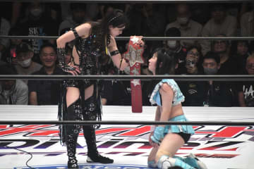 【スターダム】ワールド王者・上谷沙弥が「シンデレラトーナメント」覇者・玖麗さやかに完勝し王座V3！「誰かの代わりになんてなろうとしなくていいんだよ」