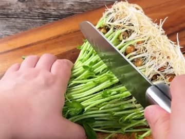 卵２個をフライパンに入れて？　ボリューム満点おかずに「天才すぎた」「早速作る！」