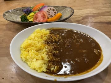 カレー消費量が実は全国トップクラスの鳥取市　スパイスで楽しむ「薬膳カレー」を食す