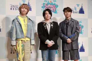 Mrs．GREEN APPLEが東京ディズニーランドを満喫！　「3人の後ろ姿が素敵」「エモいしかわいすぎる」