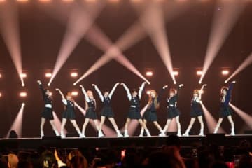 ME:I、〈KCON JAPAN 2025〉で最新曲やカヴァー曲披露 1年ぶりに成長した姿で堂々パフォーマンス