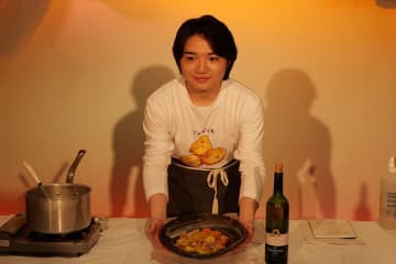 小山雄大のYouTube新企画「ヒヤヒヤクッキング」が始動！　“全国の母”に向けて思い出の味「肉じゃが」に挑戦
