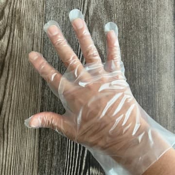 【ビニール手袋がズレて困る人へ】たったの一工夫でピタッと快適に作業できるありがたい裏技