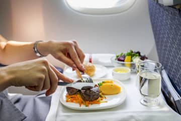 飛行機のファーストクラスに乗って「シャンパン代」だけで価格差を埋めたい！ 10時間のフライトで何杯飲めばいい？ エコノミークラスとファーストクラスの価格差も紹介