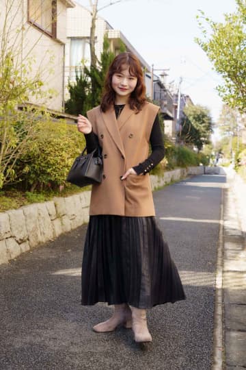上品な大人コーデは、落ち着いた2色 × スタイルアップの意識で決まる！【CS街角スナップ】