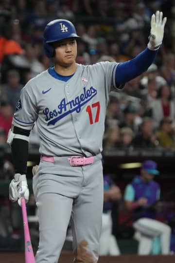 "母の日"仕様の大谷翔平　バット、ベルト、スパイクのロゴをピンクに　今季13度目のマルチ安打で母や妻に感謝を掲げる