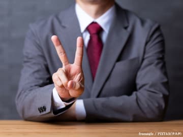 怖い上司にピースされ…　動揺しながら控えめにVサインを返したら？