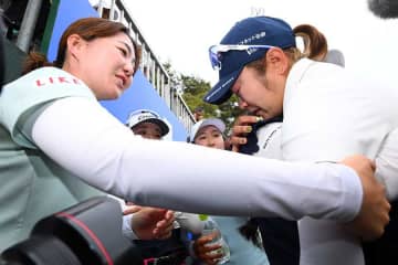 緊急搬送の女子ゴルファーに涙流した後輩「励まされた人たくさんいる」　戦い抜いた藤田さいきに敬意