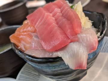 【神保町ランチ】この豪華さで1,050円！？コスパ良すぎで震える「すしわさび」の人気三昧丼