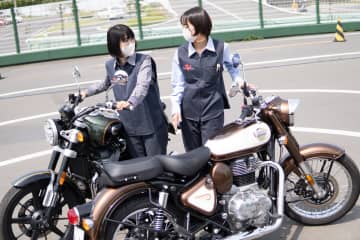 女子ライダー4人でバイクの足つきチェック！ スーパーメテオ650のリアル体感取材