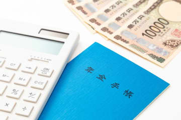 母親から「4月から年金が増えるはずなのに、前と同じ44万円のまま」と電話が！ 2025年度から「1.9％増」のはずですが、年金事務所に問い合わせたほうがいいでしょうか…？