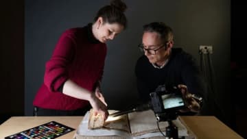 中世のマーリンとアーサー王の写本を発見、本の表紙に転用　英