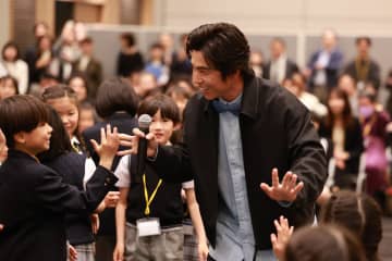 中尾明慶、将来に必要な力は「考える力」　約200名の児童と“お金のおけいこ”体験
