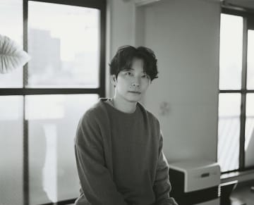 星野源、全国ツアー公式グッズに “たべっ子どうぶつ”コラボとニセ明アクスタが登場