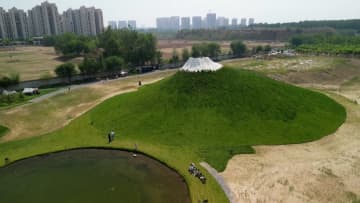 【物議】雪は塗料…中国に“まるで富士山”が登場!?　「こっちを本物と思えば」　“ぼったくり”入園料に批判殺到で値下げも
