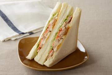 ローソン、「大きなサンドイッチ」発売　耳付き食パン使用