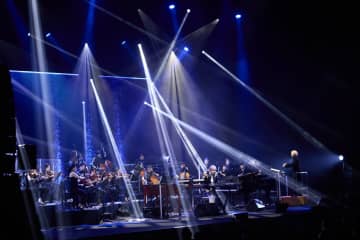 ＜ライブレポート＞小室哲哉×オーケストラ【ELECTRO-ENCORE-】出身地・府中での凱旋公演が終演　ゲストに西川貴教、母校合唱部を迎えて