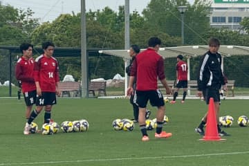 遠藤保仁から愛のゲキ「ここに来るべき選手じゃない」　高卒1年目…18歳逸材が持つ「間違いなくいいもの」