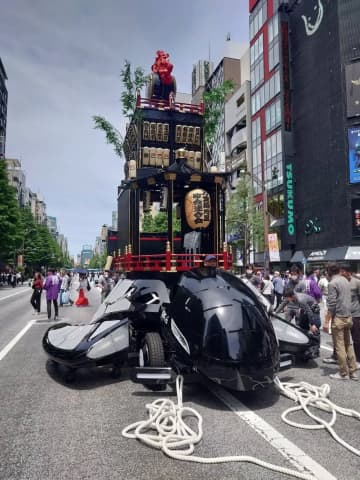 神田祭に現れた“謎の山車”の正体は？ 伝統と先端技術が融合した「ツナグルマ」