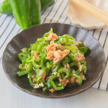 【ピーマンが何個あっても足りない】レンジでチンするだけ！「つまみ食いが止まらない」ピーマンの簡単副菜レシピ