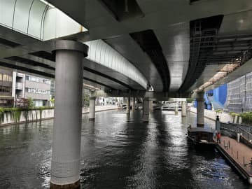 日本橋川周辺で首都高の地下化工事が本格化　東京都・小池知事ら日本橋川を船で視察「川を有効活用したい」