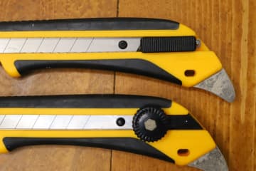 最強では？オートロックとねじロックを1本でこなす現場仕様カッター「パワーカッター」を家にも常備すべき理由