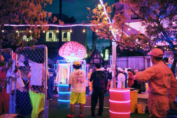 《イベントレポート》GW・3日間で約2,000人が来場し「脳汁ドリンク」を堪能！光と音の異次元空間体験に来場者の99.5％が「面白かった」と回答　～ピンクの巨大脳みそが輝く給油機から注がれる「脳汁ドリンク」に熱狂～
